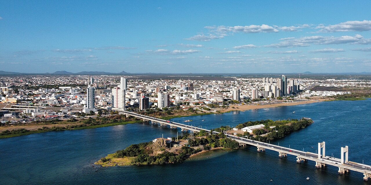 Vista aérea lateral de Petrolina e o Rio São Francisco